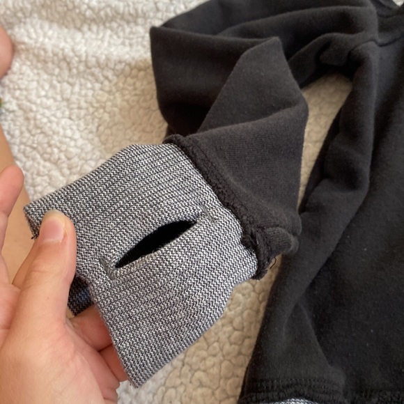 Off the shoulder Hollister hoodie with finger holes. - Picture 3 of 7